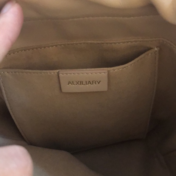 Auxiliary (Aritzia) LEATHER BUCKET BAG BLUSH - Picture 5 of 7